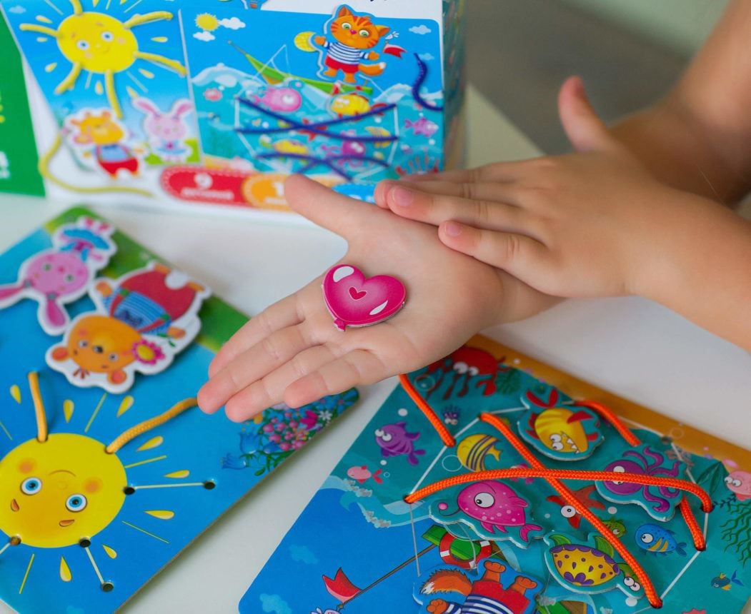 Joc de dezvoltare Vladi Toys cu siret si lipici, In Natura